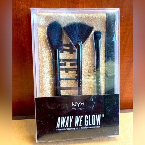 NYX Away We Glow brush set - Picture 1 of 5